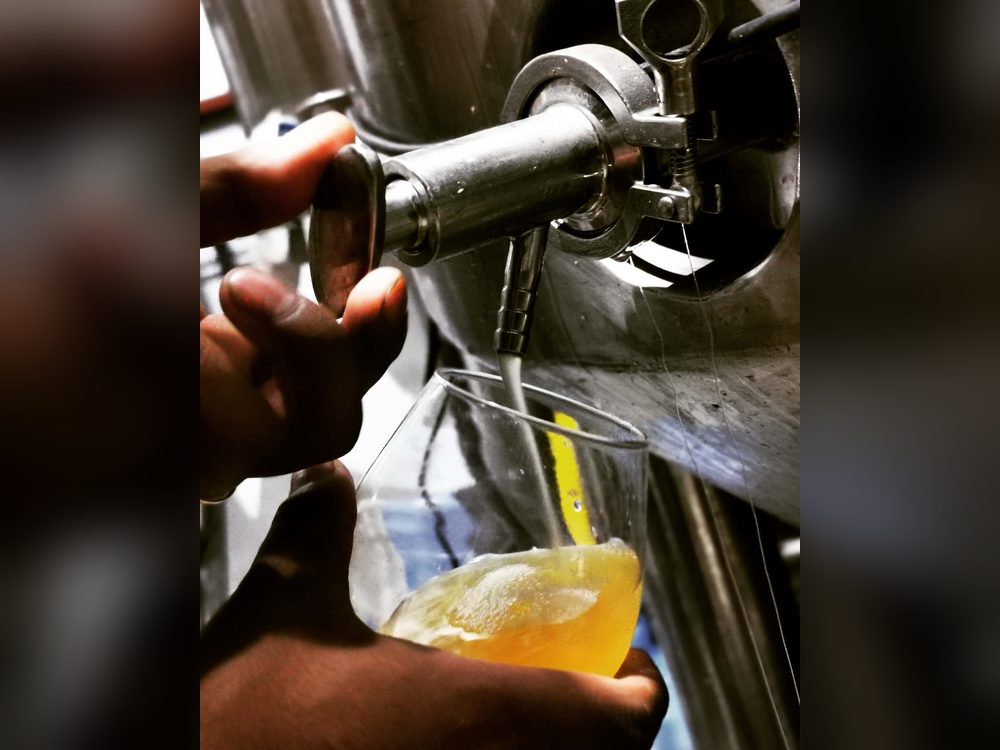 Cerveza servida desde el grifo
