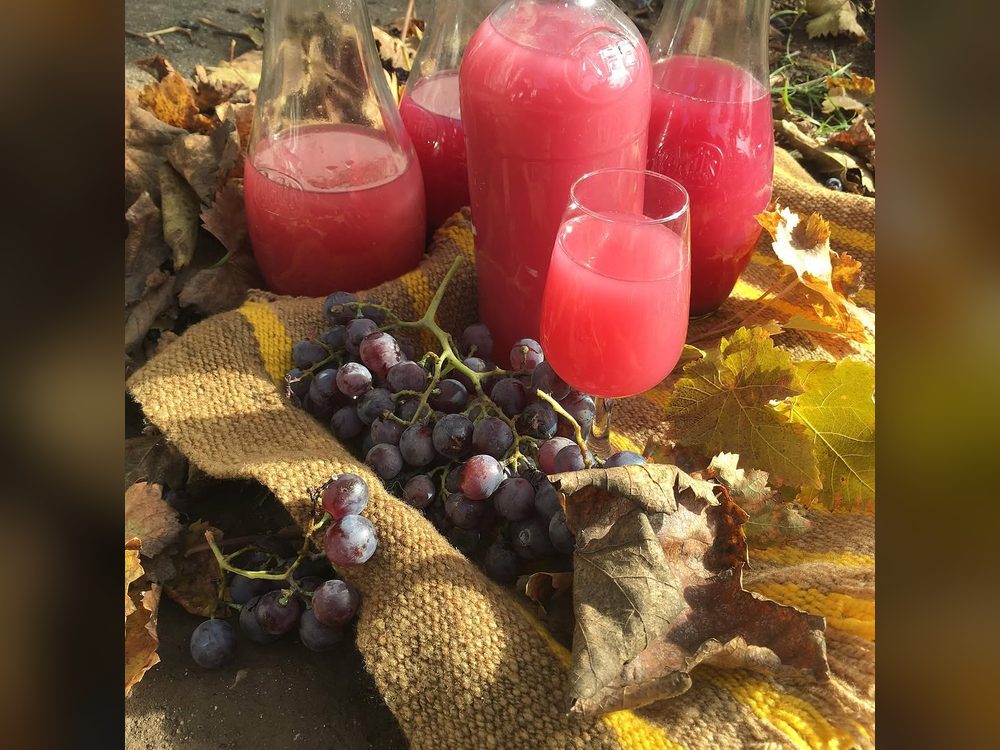 Vasos de chicha con uvas