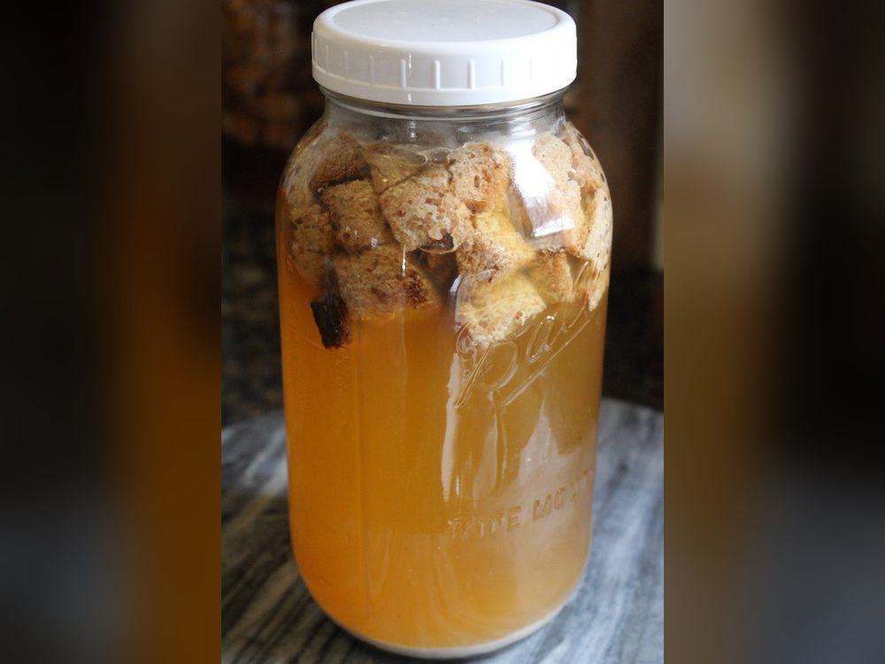 Frasco de kvass en fermentación con pan