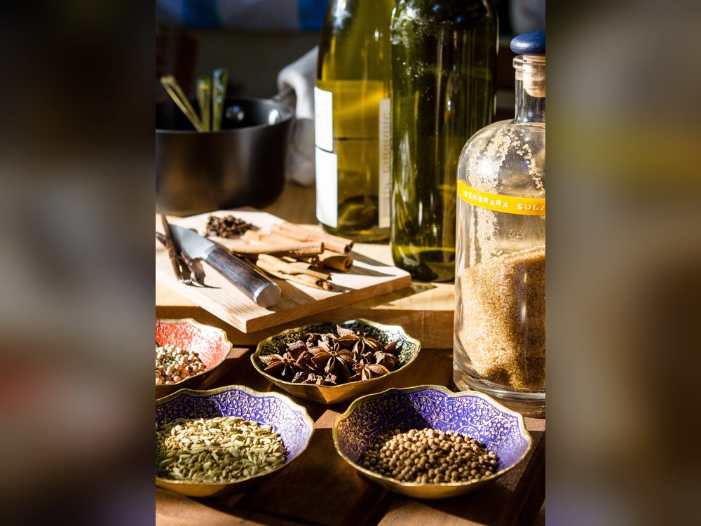 Botellas de vermouth con especias y botánicos