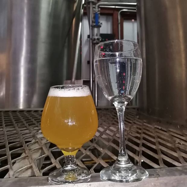 Cerveza servida junto al fermentador